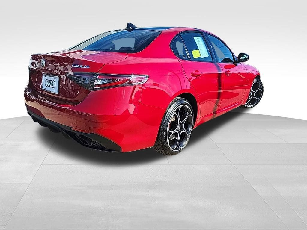 Used 2024 Alfa Romeo Giulia Veloce AWD/4WD image 5