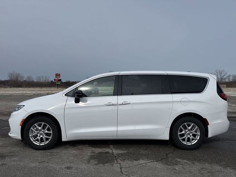 Used 2024 Chrysler Pacifica Touring-L image 5