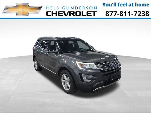 Used 2017 Ford Explorer XLT image 1