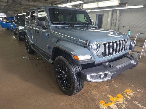 Used 2025 Jeep Wrangler Sahara image 3
