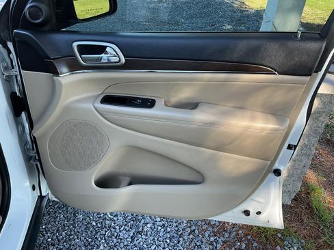 Used 2017 Jeep Grand Cherokee Limited image 23