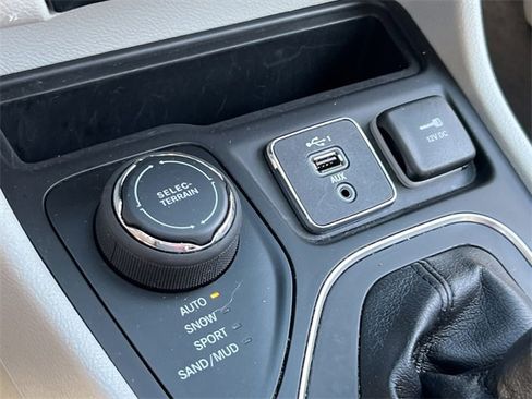 Used 2021 Jeep Cherokee Latitude Lux w/ Comfort/Convenience Group image 29