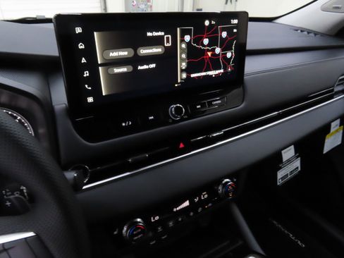 New 2025 Mitsubishi Outlander SE image 16