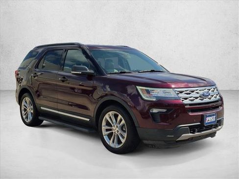 Used 2019 Ford Explorer XLT w/ Equipment Group 202A FWD image 3