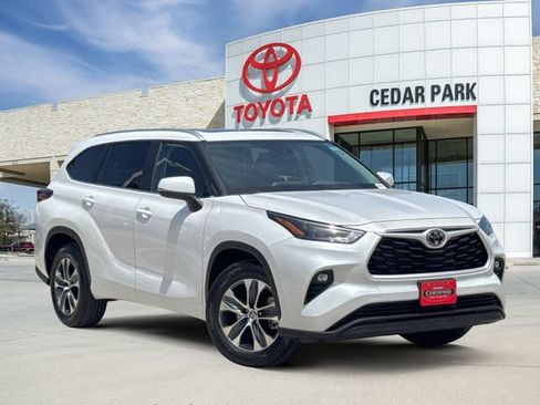 Used 2025 Toyota Highlander XLE FWD image 1