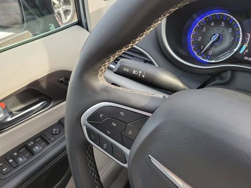 Used 2024 Chrysler Pacifica Touring-L FWD image 25