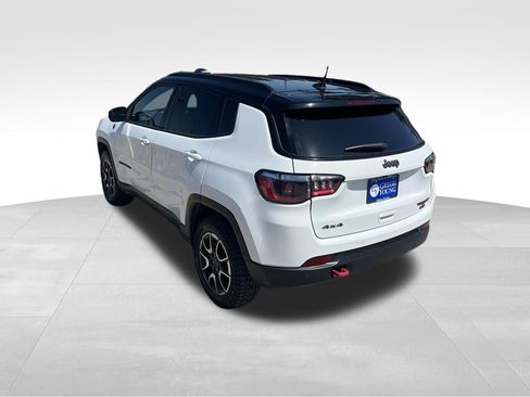 Used 2025 Jeep Compass Trailhawk AWD/4WD image 4