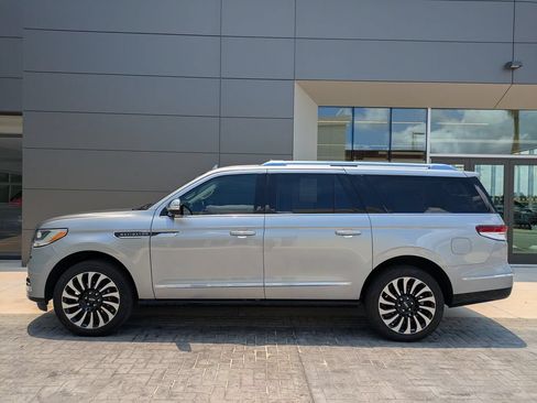 Used 2024 Lincoln Navigator L Black Label AWD/4WD image 9