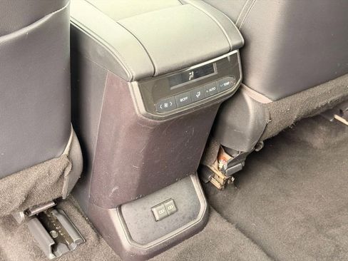 Used 2022 Toyota Highlander XLE FWD image 18
