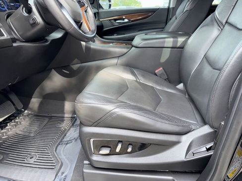 Used 2020 Cadillac Escalade 2WD image 32
