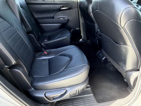 Certified 2024 Toyota Highlander XLE FWD image 11