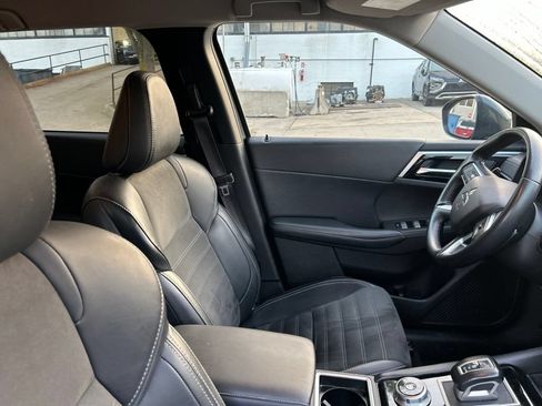 Used 2024 Mitsubishi Outlander SE AWD/4WD image 9