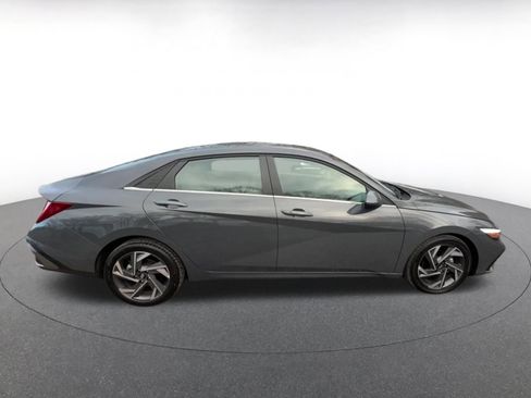 Used 2025 Hyundai Elantra SEL image 16