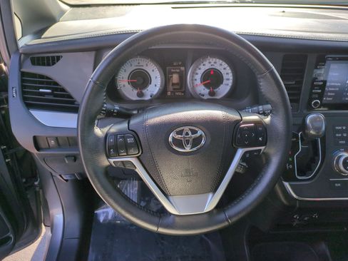 Used 2018 Toyota Sienna SE image 17