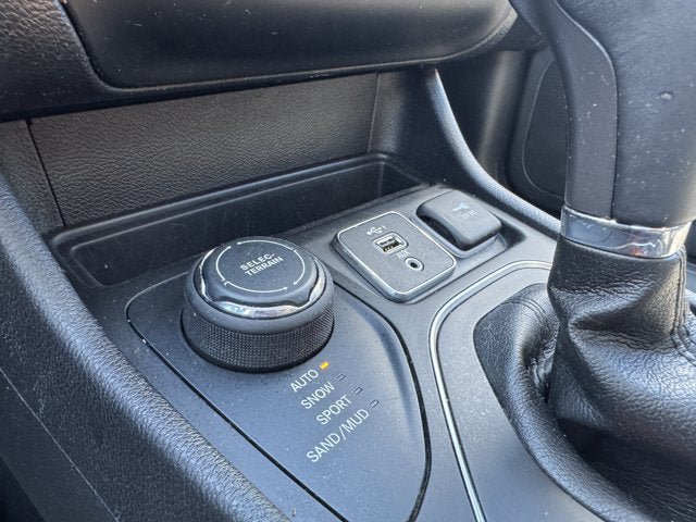 Used 2019 Jeep Cherokee Latitude Plus w/ Comfort/Convenience Group AWD/4WD image 23