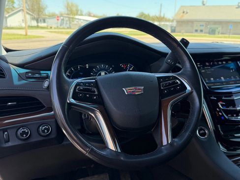 Used 2019 Cadillac Escalade ESV Luxury AWD/4WD image 33