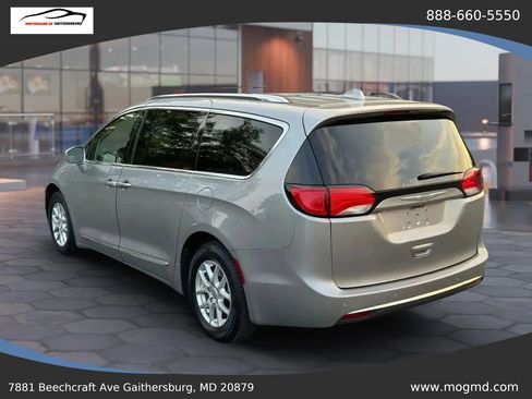 Used 2017 Chrysler Pacifica Touring-L FWD image 4