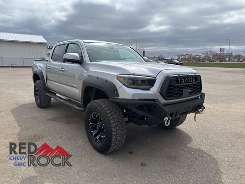 Used 2021 Toyota Tacoma SR5 AWD/4WD image 3