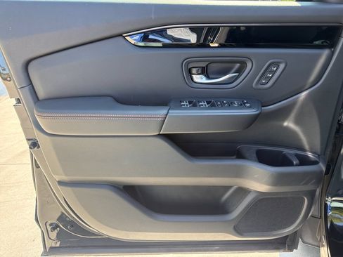 Used 2025 Honda Pilot TrailSport image 13
