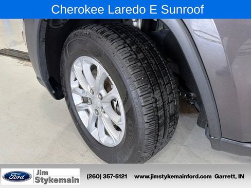 Used 2021 Jeep Grand Cherokee Laredo w/ Security & Convenience Group AWD/4WD image 7