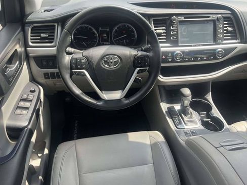 Used 2018 Toyota Highlander XLE AWD/4WD image 17