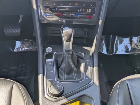 Used 2022 Volkswagen Tiguan SE image 16