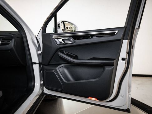 Certified 2023 Porsche Macan AWD/4WD image 27