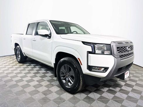 Used 2025 Nissan Frontier SV w/ SV Convenience Package image 3