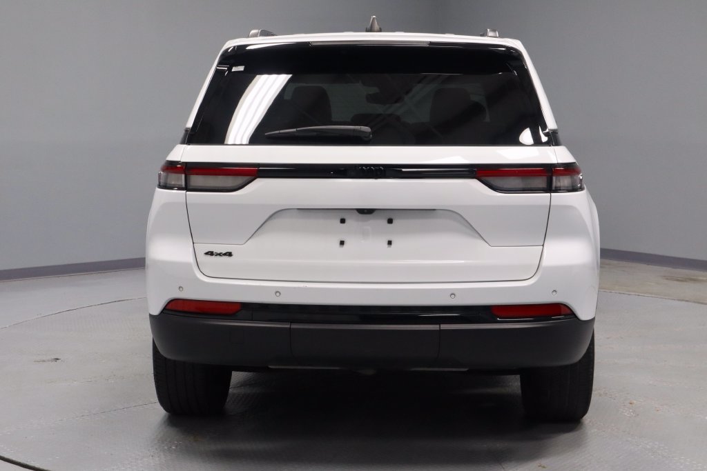 Used 2023 Jeep Grand Cherokee Altitude AWD/4WD image 10