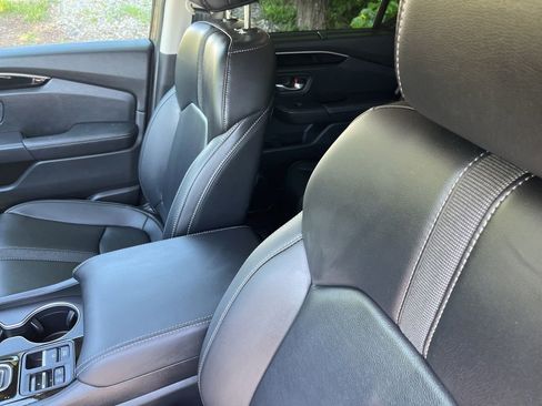 Used 2025 Honda Pilot Touring image 3