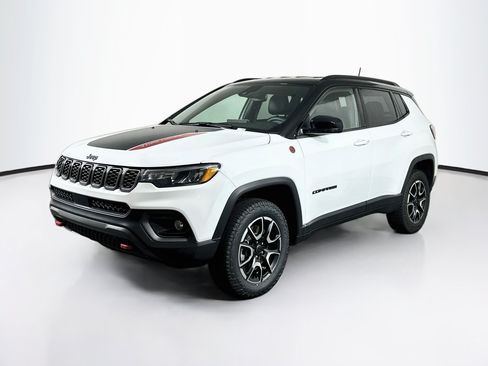 Used 2025 Jeep Compass Trailhawk AWD/4WD image 3