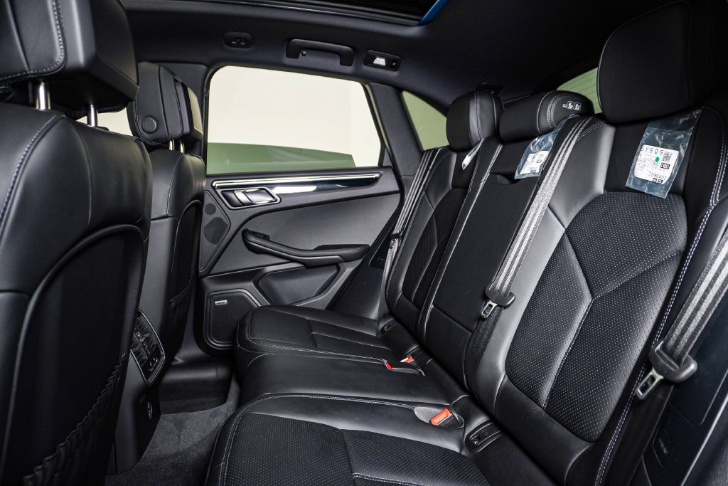 Certified 2026 Porsche Macan AWD/4WD image 17