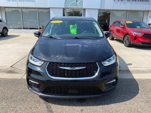 Used 2023 Chrysler Pacifica Touring-L FWD image 10