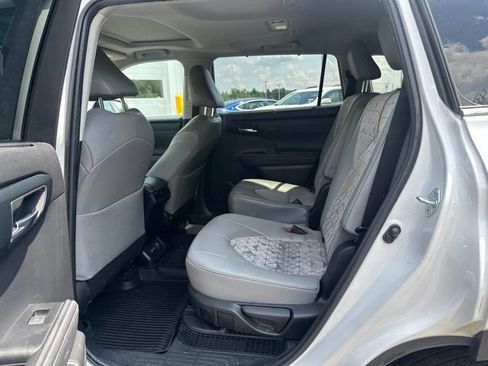 Used 2023 Toyota Highlander Bronze Edition AWD/4WD image 18