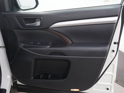 Used 2019 Toyota Highlander XLE AWD/4WD image 12