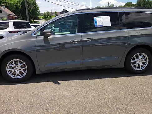 Used 2022 Chrysler Pacifica Touring-L FWD image 6