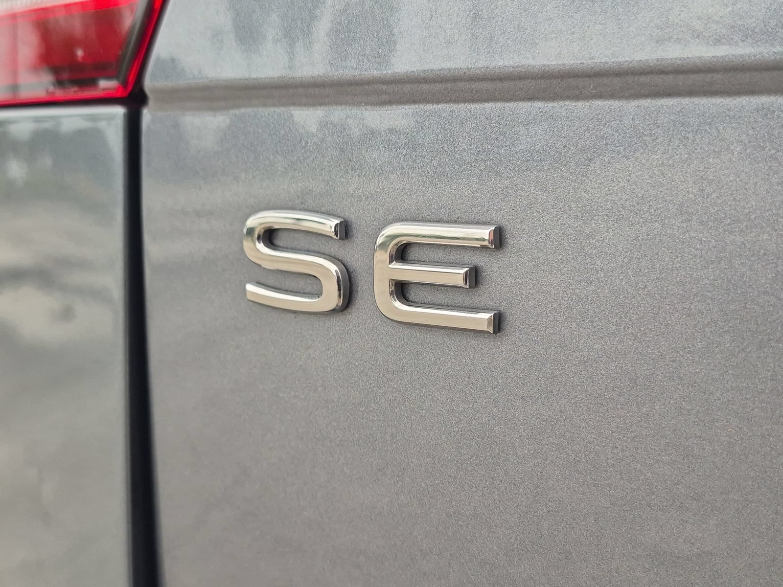 Used 2022 Volkswagen Tiguan SE R-Line FWD image 24