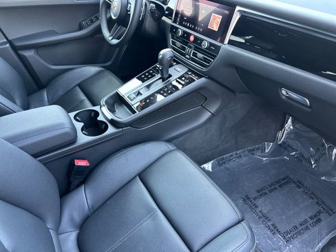 Certified 2025 Porsche Macan AWD/4WD image 17