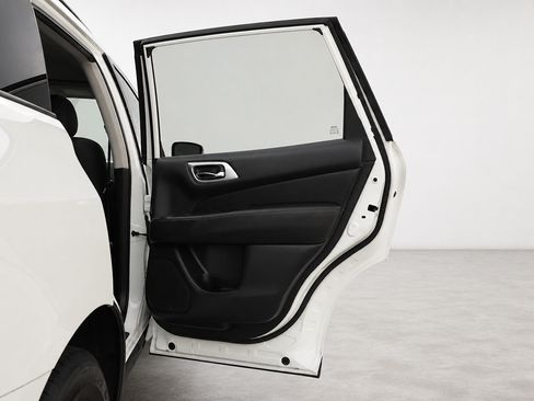 Used 2019 Nissan Pathfinder S AWD/4WD image 13
