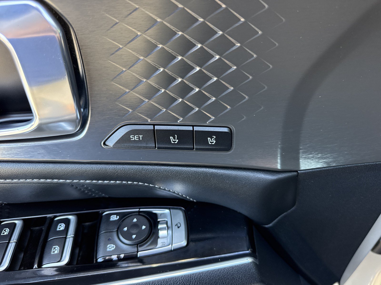 Used 2023 Kia Sorento SX AWD/4WD image 13
