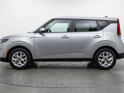 Used 2025 Kia Soul LX w/ LX Technology Package FWD image 5