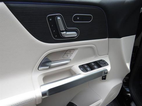 Used 2026 Mercedes-Benz GLB 250 4MATIC image 10