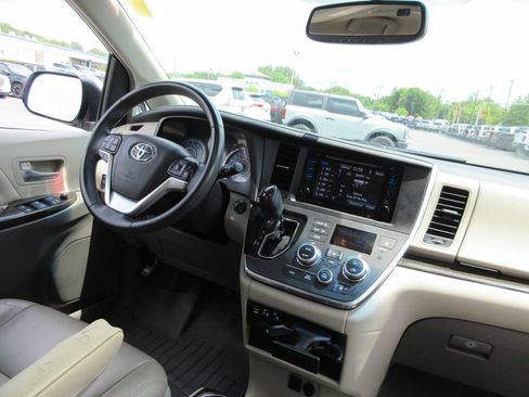 Used 2016 Toyota Sienna XLE Premium FWD image 28