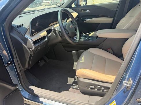 Used 2024 Cadillac XT4 Luxury w/ Cold Weather Package FWD image 11