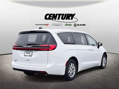 New 2026 Chrysler Pacifica Select image 3