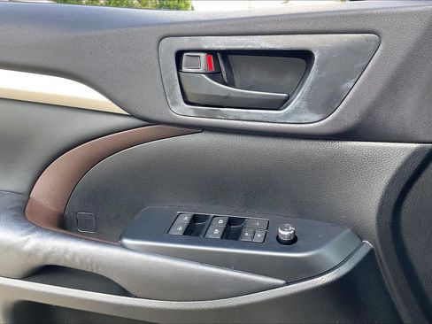 Used 2015 Toyota Highlander Plus FWD image 34
