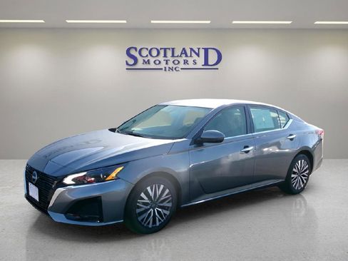 Used 2023 Nissan Altima 2.5 SV FWD image 2