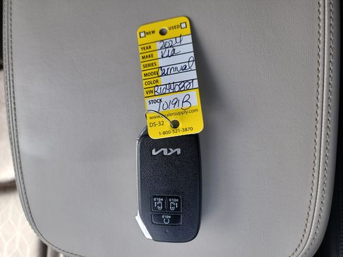 Used 2024 Kia Carnival EX FWD image 38