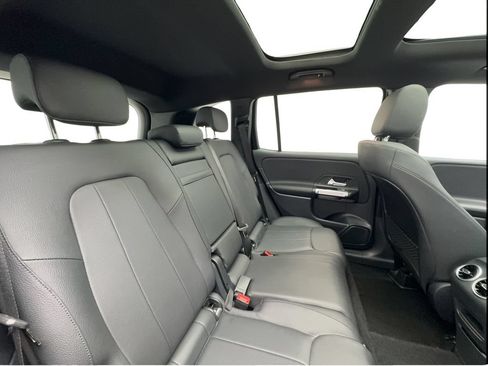 Used 2025 Mercedes-Benz GLB 250 4MATIC image 26