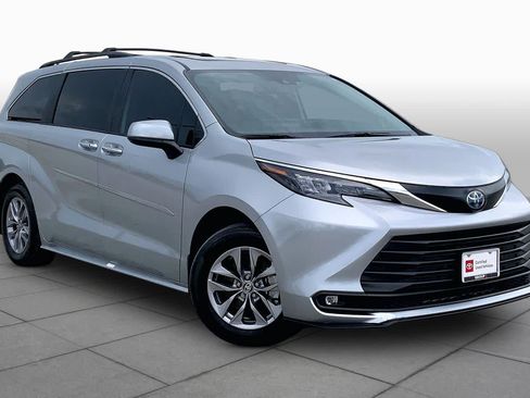 Used 2025 Toyota Sienna XLE w/ XLE Plus Package FWD image 3